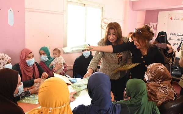 عدالة ومساندة تفتح فصلين لمحو الأمية للسيدات بمنيل شيحة بواقع 60 دارسة.. صور