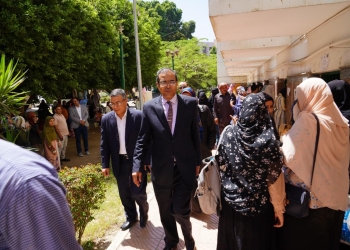 رئيس جامعة سوهاج يتابع التسكين الورقي للطالبات القدامى بالمدن الجامعية