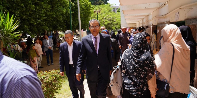 رئيس جامعة سوهاج يتابع التسكين الورقي للطالبات القدامى بالمدن الجامعية