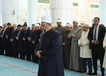 الإمام الأكبر يؤم الوفود الإسلامية المشاركة في مؤتمر زعماء الأديان بمسجد "حضرة السلطان"