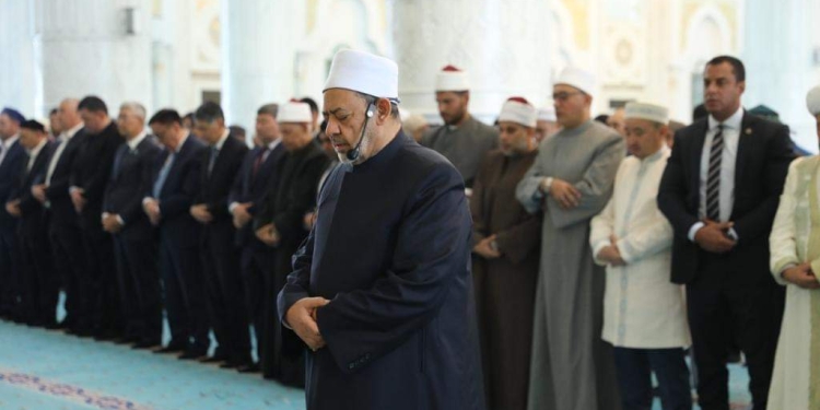 الإمام الأكبر يؤم الوفود الإسلامية المشاركة في مؤتمر زعماء الأديان بمسجد "حضرة السلطان"