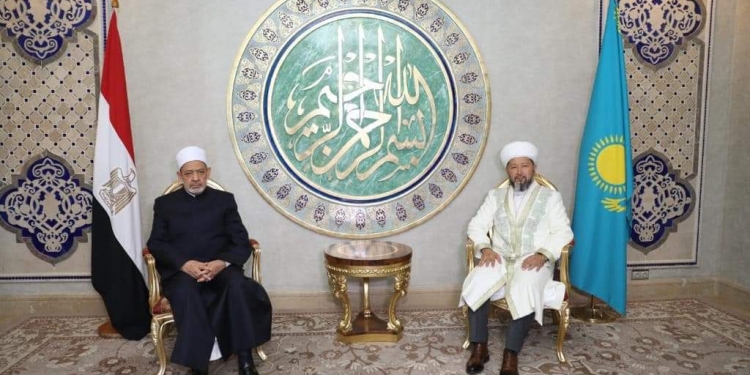 الإمام الأكبر يلتقي مفتي كازاخستان على هامش مؤتمر زعماء الأديان