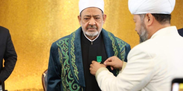 مفتي كازاخستان يهدي شيخ الأزهر زي "الشابان التقليدي" تقديرا لزيارته للبلاد