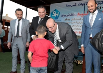 محافظ بني سويف يوزع الزي المدرسي لـ 100 تلميذ من الأولى بالرعاية