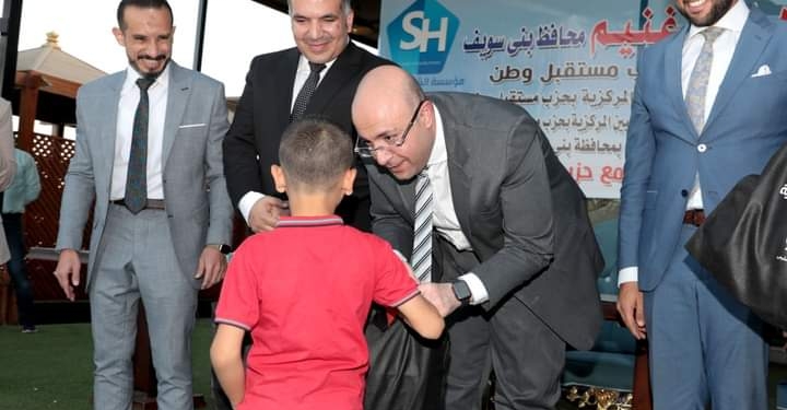 محافظ بني سويف يوزع الزي المدرسي لـ 100 تلميذ من الأولى بالرعاية