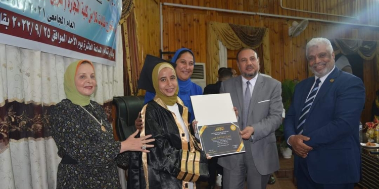 ﻿نائب رئيس جامعة الأزهر يشهد حفل تخرج أوائل كلية التجارة بنات ومعهد النظم والمعلومات الإدارية بأسيوط