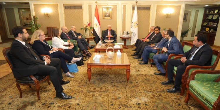 عاشور يعقد اجتماعًا مع وفد جامعة كوين مارجريت البريطانية لبحث إنشاء فرع للجامعة