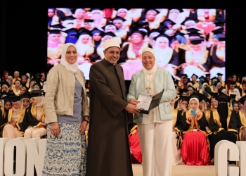 ﻿كلية طب الأزهر تكرم المشاركين في احتفالية اليوبيل الذهبي للكلية وتخريج الدفعة ال 50