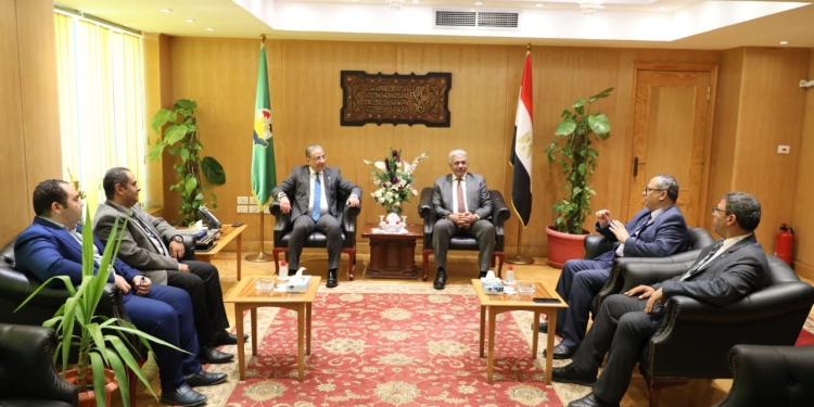 محافظ الفيوم يشيد بجهود جامعة الأزهر في دعم المبادرة الرئاسية (حياة كريمة)