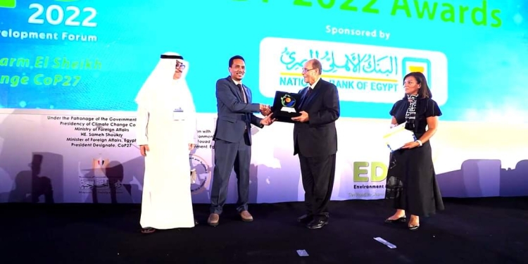 أستاذ بجامعة الأزهر يحصل على جائزة «الحد من النفايات»