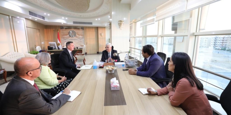 وزير التعليم العالي يعقد اجتماعًا مع وفد جامعة ساوثهامبتون البريطانية لبحث التعاون العلمي والأكاديمي