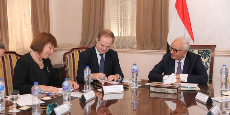 وزير التربية والتعليم يلتقي السفير البريطاني بالقاهرة لمناقشة التعاون المشترك