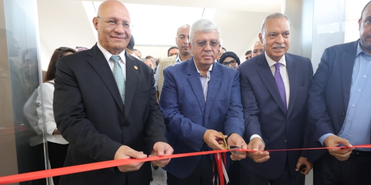 وزير التعليم العالي يفتتح مركز المهارات والمحاكاة الطبية بجامعة بنها