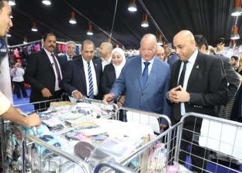 بتخفيضات 50٪.. محافظ القاهرة يفتتح معرض مستلزمات المدارس