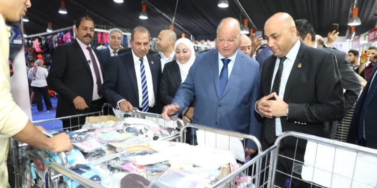 بتخفيضات 50٪.. محافظ القاهرة يفتتح معرض مستلزمات المدارس