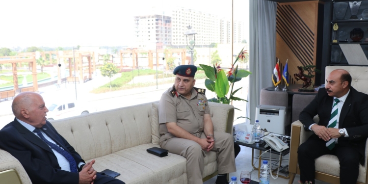 محافظ أسوان يستقبل نقيب المعلمين ويثني على دور النقابة