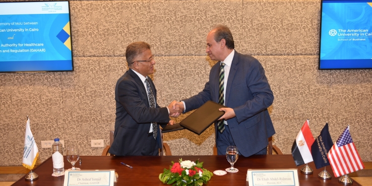الجامعة الأمريكية توقع مذكرة تفاهم مع الهيئة العامة للاعتماد والرقابة الصحية لتأهيل المنشآت الطبية