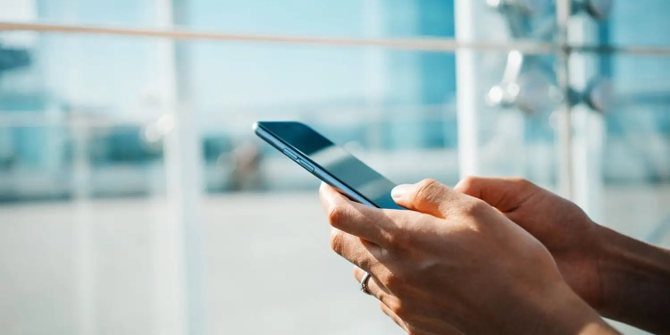 قرار عاجل من التربية والتعليم بحظر استخدام الهواتف المحمولة بالمدارس.. تفاصيل