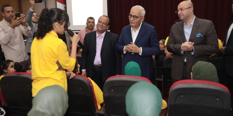 رضا حجازي يتابع تنفيذ مشاهدات القنوات التعليمية ويؤكد على ضرورة تحقيق نسبة الـ25% بالمدارس