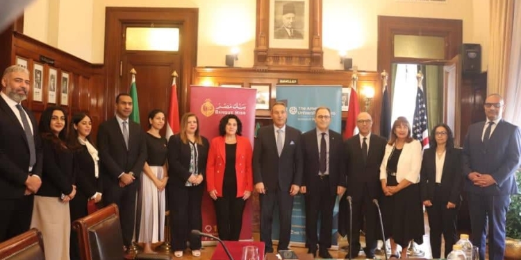 وفد الجامعة الأمريكية فى بنك مصر