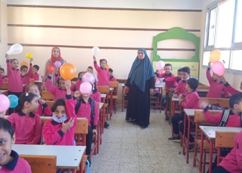 العودة إلى المدارس.. حلوى وبالونات وشخصيات كرتونية لاستقبال الطلاب