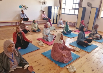 لتحسين نفسيتهم إمدادهم بالطاقة الإيجابية.. جلسة يوجا لعدد من المعلمات "صور"