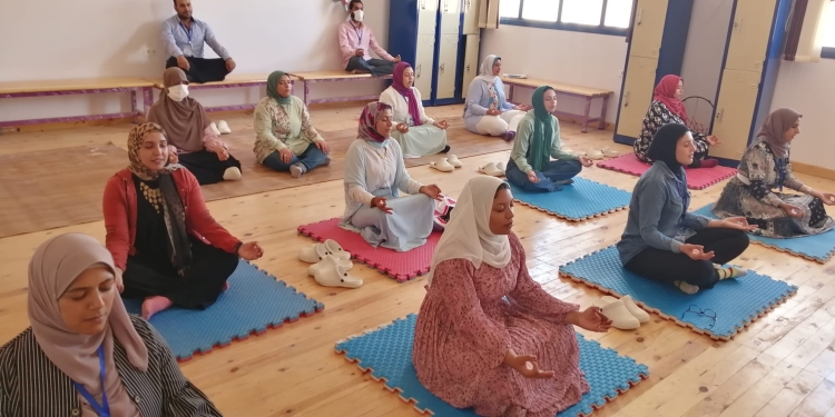 لتحسين نفسيتهم إمدادهم بالطاقة الإيجابية.. جلسة يوجا لعدد من المعلمات "صور"