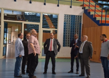 رئيس جامعة حلوان يتفقد الصالة المغطاة