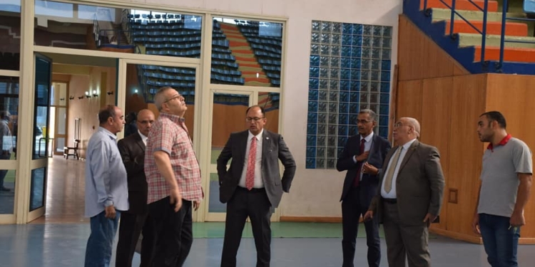 رئيس جامعة حلوان يتفقد الصالة المغطاة