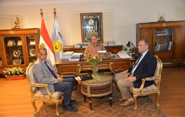 محافظ أسيوط يوافق على 125 طلب إجازة متنوعة للعاملين بالتربية والتعليم