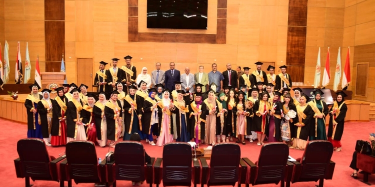 جامعة سوهاج تحتفل بتخريج 250 مترجم بكلية الاداب