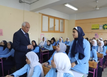 طالبة إعدادي تجري حوارًا صحفيًا مع محافظ الجيزة