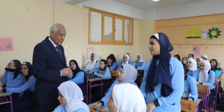 طالبة إعدادي تجري حوارًا صحفيًا مع محافظ الجيزة