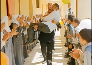 محمولين على الأعناق وسط ممر شرفي.. توديع معلمي الأزهر يشعل مواقع التواصل