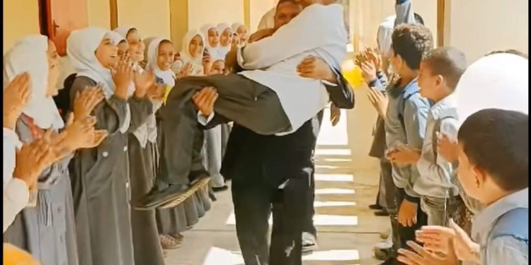 محمولين على الأعناق وسط ممر شرفي.. توديع معلمي الأزهر يشعل مواقع التواصل