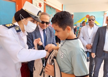 توزيع الشنط والعصا البيضاء على طلاب مدارس النور "صور"