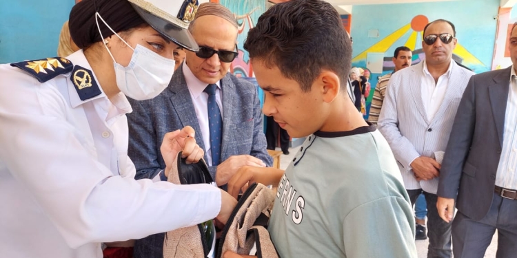 توزيع الشنط والعصا البيضاء على طلاب مدارس النور "صور"