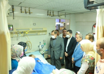 بينهم طفلة بالأول الابتدائي.. محافظ كفر الشيخ يطمئن على مصابي حادثين