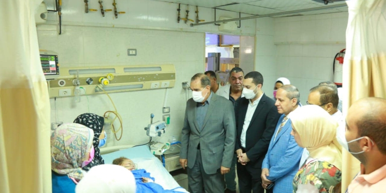 بينهم طفلة بالأول الابتدائي.. محافظ كفر الشيخ يطمئن على مصابي حادثين