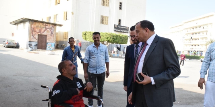 رئيس جامعة بني سويف يتفقد الكليات و يجري حوار مع الطلاب والعاملين