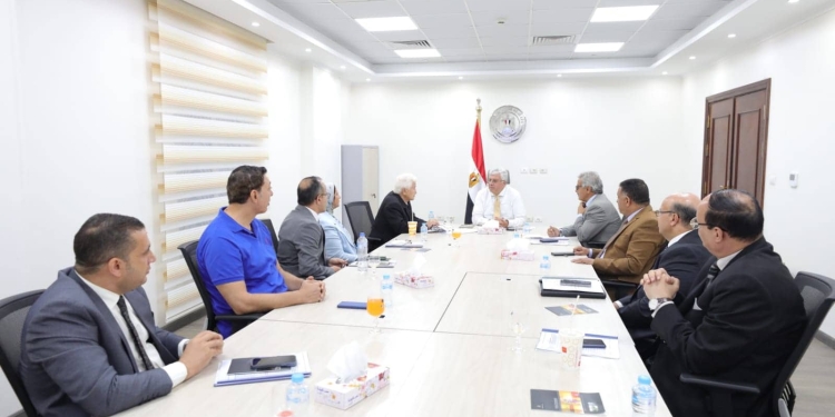 وزير التعليم العالي يتابع استعدادات انطلاق بطولة العالم للجامعات للإسكواش