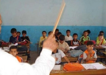 مدير مدرسة يكسر يد طالب ويسبه وسط زملائه وأولياء الأمور يستغيثون بالوزير "صور"