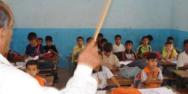 مدير مدرسة يكسر يد طالب ويسبه وسط زملائه وأولياء الأمور يستغيثون بالوزير "صور"