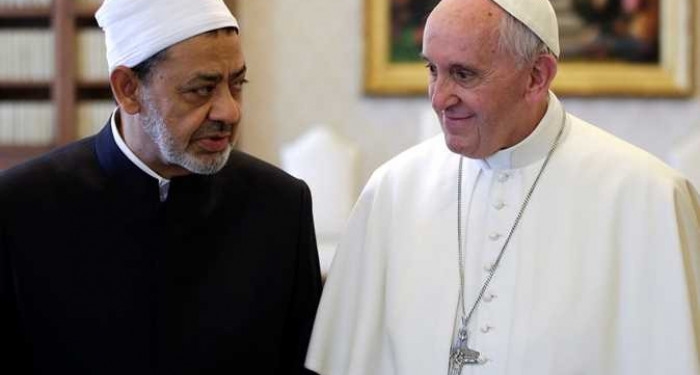 حكماء المسلمين يناقش سبل تعزيز الحوار الإسلامي المسيحي بحضور الطيب وفرنسيس