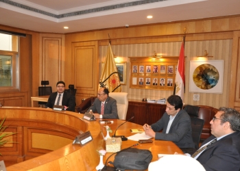 رئيس جامعة حلوان يجتمع مع فريق الحساب العلمى لمناقشة مشروع التحول الرقمي