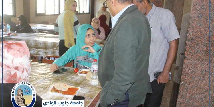 نائب رئيس جامعة جنوب الوادي يتفقد المدن الجامعية للطالبات
