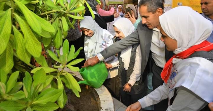 في أول يوم دراسة.. محافظ الغربية يغرس الأشجار مع الطلاب