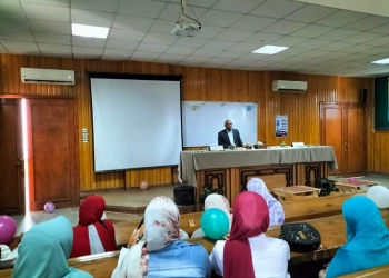 ﻿عميد طب بنات الأزهر بأسيوط يستقبل الطالبات الجدد والقدامى لتهنئتهم بالعام الجامعي الجديد