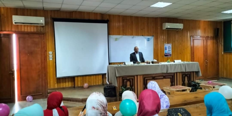 عميد طب بنات الأزهر بأسيوط يستقبل الطالبات الجدد والقدامى لتهنئتهم بالعام الجامعي الجديد