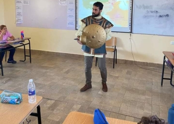 بعمل كده بقالي ٣ سنين.. معلم يرتدي زي الممالك لشرح صراعهم مع العثمانيين